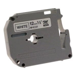 Etiqueta blanca continua plástica no laminada Brother M231, de 12 mm de ancho x 8 mts de largo. Impresión en negro.