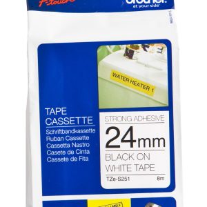 Etiqueta blanca continua laminada con adhesivo super resistente Brother TZES251, de 24 mm de ancho x 8 mts de largo. Impresión en negro.
