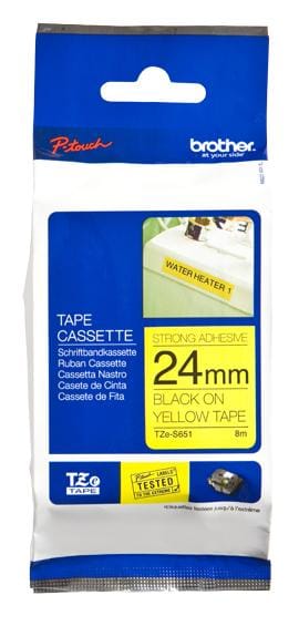 Etiqueta amarilla continua laminada con adhesivo super resistente Brother TZES651, de 24 mm de ancho x 8 mts de largo.