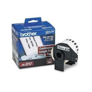 Etiqueta blanca plástica continua no laminada Brother DK2212 de 62 mm de ancho x 15.2 mts de largo. Impresión en negro. QL800 / QL810W / QL1110NWB.