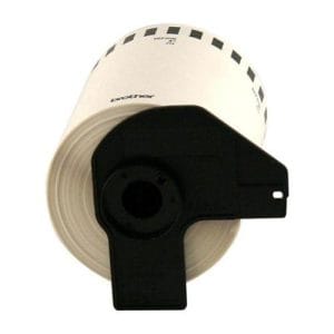 Etiqueta blanca de papel Brother DK2243 de 101 mm de ancho x 30.4mts de largo. Impresión en negro.