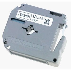 Etiqueta plata continua plástica no laminada Brother M931, de 12 mm de ancho x 8 mts de largo. Impresión en negro.