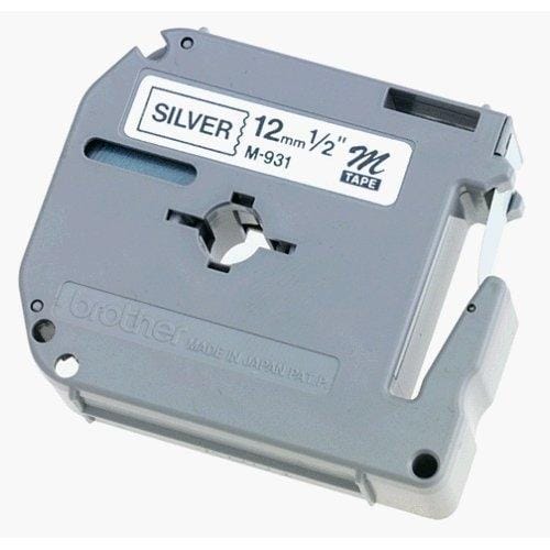 Etiqueta plata continua plástica no laminada Brother M931, de 12 mm de ancho x 8 mts de largo. Impresión en negro.